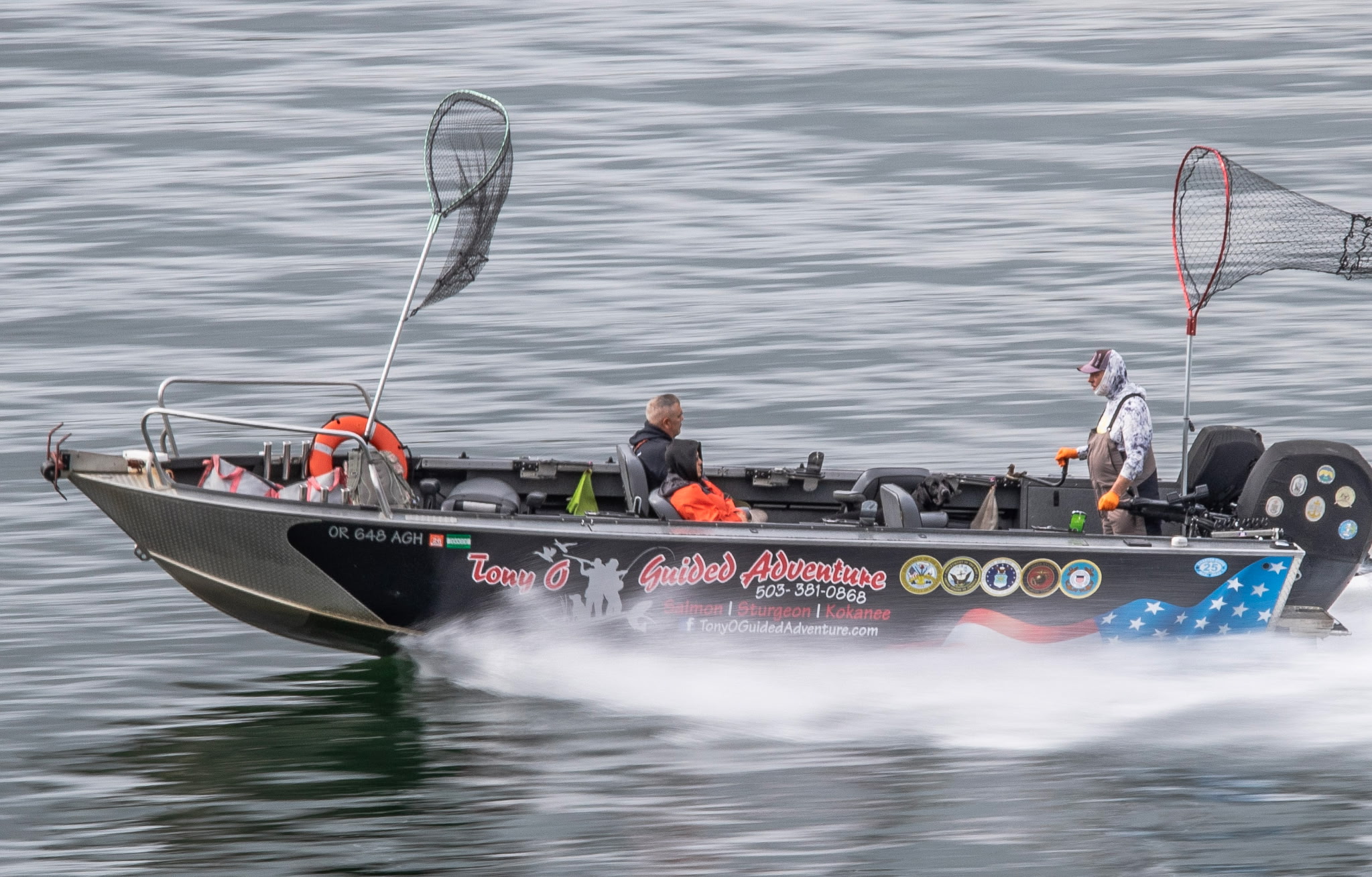 Tony's 23-ft Alumaweld Columbia at full speed on the Columbia River, wake flying behind it.
